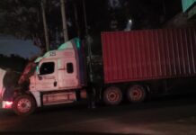 Tráiler queda atorada debajo de puente en la México-Puebla