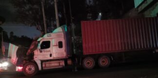 Tráiler queda atorada debajo de puente en la México-Puebla