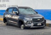 ¡Ni tabiques le pusieron! Dejan auto sin llantas en Ladrillera de Benítez