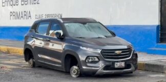 ¡Ni tabiques le pusieron! Dejan auto sin llantas en Ladrillera de Benítez