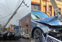 Auto impacta contra poste de luz en Puebla