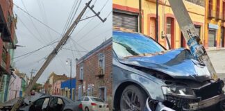 Auto impacta contra poste de luz en Puebla