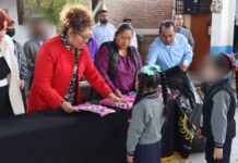 DIF Cuautlancingo realiza entrega de juguetes en escuela primaria