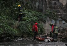 Hallan mujer sin vida desnuda en río Atoyac