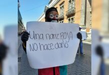 Marchan “payasitos” en Puebla; piden les dejen trabajar