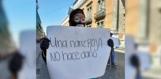 Marchan “payasitos” en Puebla; piden les dejen trabajar