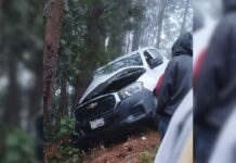 Cae camioneta a barranco en Zoquitlán