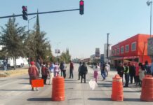 Vecinos bloquean la 11 Sur por un puesto de tacos