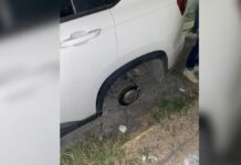 Conductor sufre robo de llantas en Calzada Zavaleta