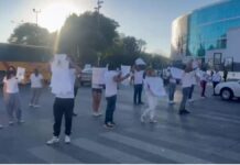 Bloquean bulevar 5 de Mayo; piden liberación de Jessica N