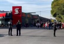 Marchan integrantes de la 28 de Octubre hacia Casa Aguayo