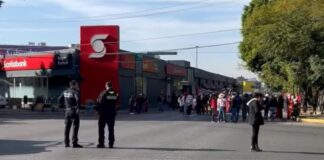 Marchan integrantes de la 28 de Octubre hacia Casa Aguayo