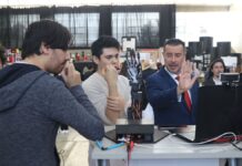 Desarrollan una mano biónica que funciona con IA en IBERO Puebla