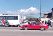Chocan tres vehículos en la carretera Puebla-Tehuacán