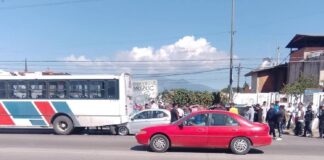 Chocan tres vehículos en la carretera Puebla-Tehuacán