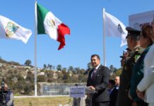 Toman protesta a nuevos escoltas en el Día de la Bandera