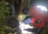 Rescatan a hombre que cayó a barranco en Tlatlauquitepec