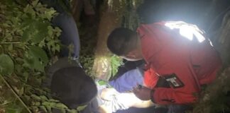 Rescatan a hombre que cayó a barranco en Tlatlauquitepec
