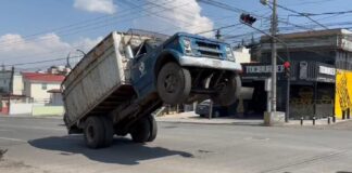 Camión queda “suspendido” en la 16 de septiembre