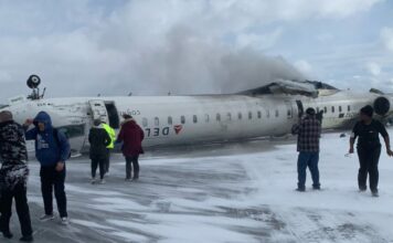 Avión se vuelca al intentar aterrizar en aeropuerto de Toronto