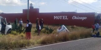 Camioneta embiste a mototaxi en Acajete