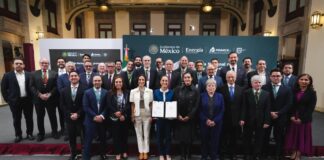 Sheinbaum y gasolineros firman tope de 24 pesos a la gasolina magna