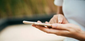 Texas restringe el uso de celulares en escuelas públicas