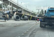 Caos vial en Periférico por volcadura de tráiler