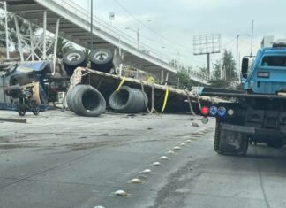 Caos vial en Periférico por volcadura de tráiler