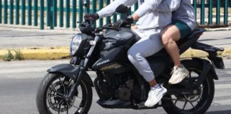 Prohibirían que dos o más personas viajen sobre motos en Puebla