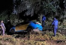 Recuperan taxi robado en Zautla; lo hallan volcado