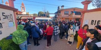Protestan padres en primaria de Zacatlán tras suicidio de menor