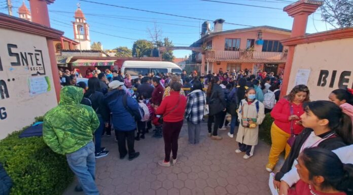 Protestan padres en primaria de Zacatlán tras suicidio de menor