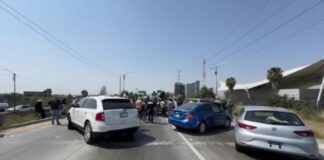 Propietarios de autos ‘chocolates’ bloquean Periférico Ecológico