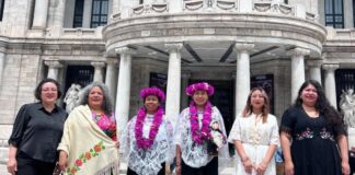 Recitan poemas en náhuatl dos mujeres de Zacatlán en Bellas Artes