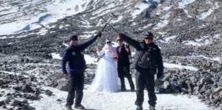 Pareja de alpinistas celebra boda en el Citlaltépetl