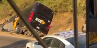 Autobús choca y sale del camino en las Cumbres de Maltrata