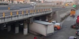 Caja de tráiler se atora en puente del parque industrial Chachapa