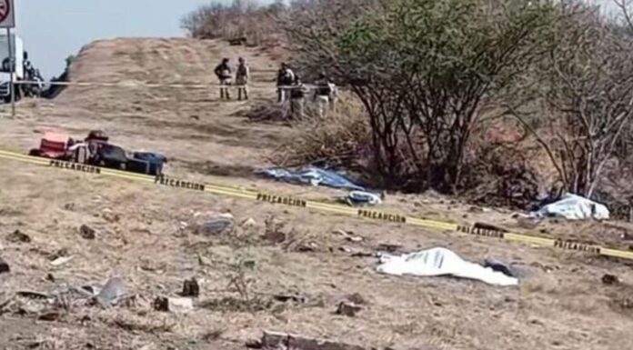 Mueren 6 estudiantes tras volcadura en Guanajuato