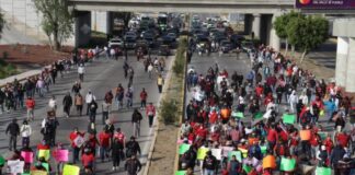 Se manifiestan favor de taxis piratas en la Vía Atlixcáyotl