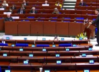 Noroña da discurso en un Parlamento Europeo vacío