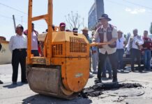 Omar Muñoz supervisa bacheo en “Martes de ciudadanos”