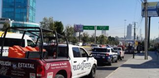 Aseguran taxis piratas durante operativo en Vía Atlixcáyotl