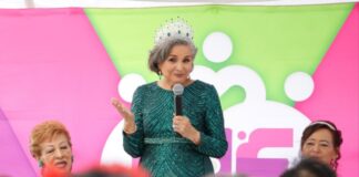 SMDIF corona a Reina de la Primavera de adultos mayores