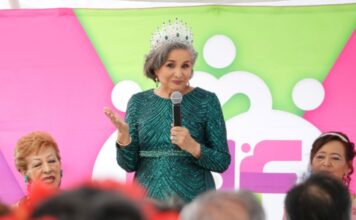 SMDIF corona a Reina de la Primavera de adultos mayores