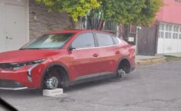 Roban llantas y espejos de automóvil en Villa Las Flores