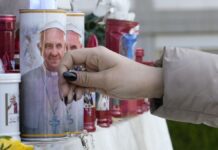 Papa Francisco se mantiene estable pero usará máscara respiratoria