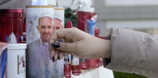 Papa Francisco se mantiene estable pero usará máscara respiratoria