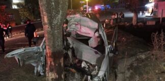 Mueren tres personas por choque de carroza funeraria en Acatepec