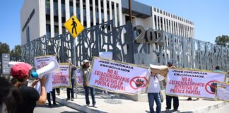 Manifestantes se oponen al cobro de parquímetros en Puebla